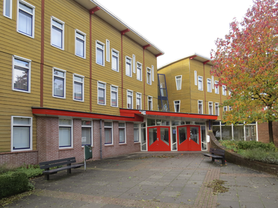906640 Gezicht op de voorgevel met de entree van een schoolgebouw van het ROC Midden Nederland ('Beauty College', ...